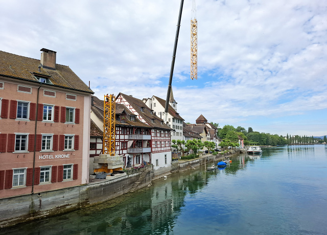 Montage mit Aussicht am Ufer des Rheins