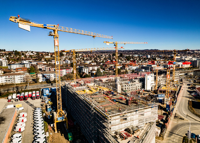 7 POTAIN-Krane auf Grossbaustelle im Einsatz