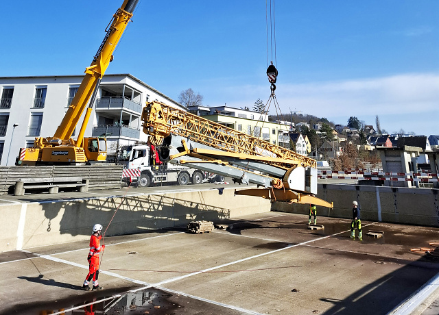&Agrave; l'endroit o&ugrave; l'on se baigne habituellement, une grue est d&eacute;sormais &agrave; l'&oelig;uvre